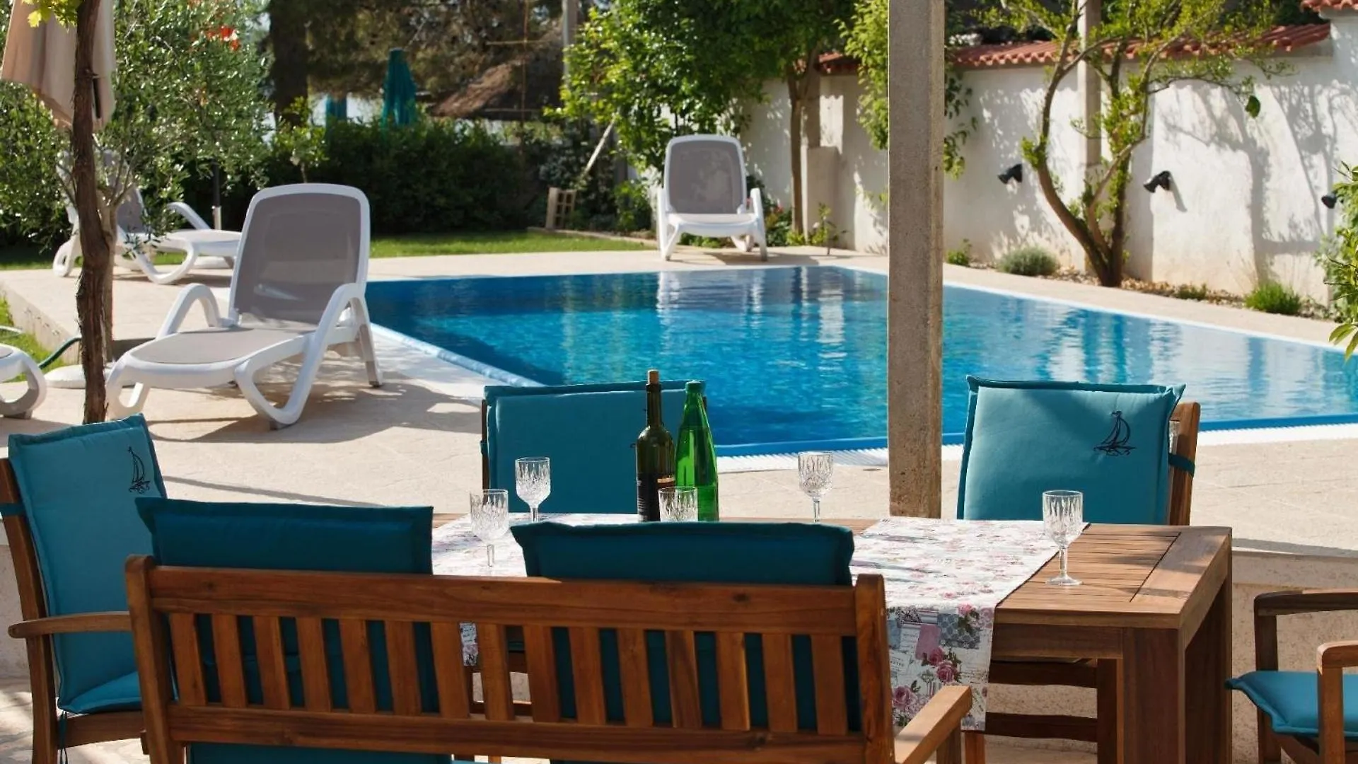 Holiday home Luxurioeses Haus Direkt Am Strand, Grosse Terrasse, Pool Sutomiscica Croatia