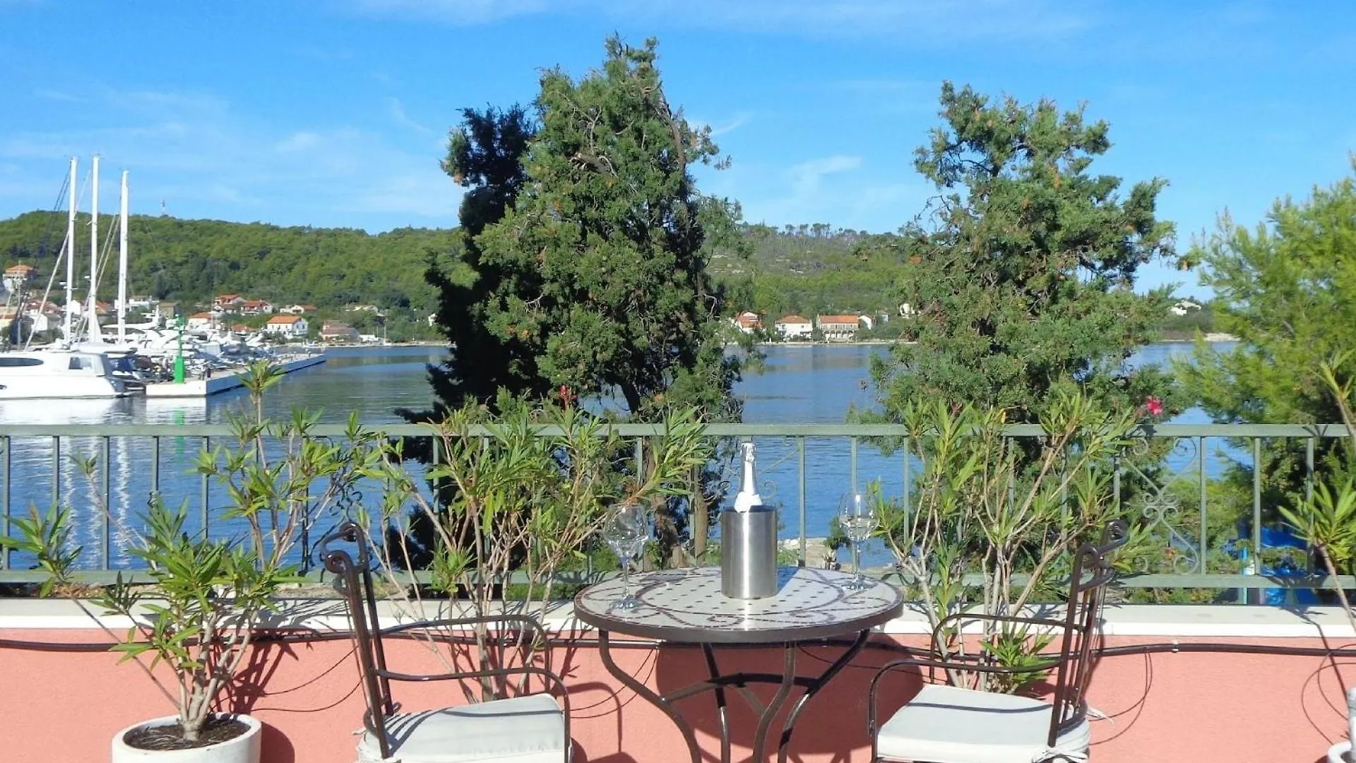 Luxurioeses Haus Direkt Am Strand, Grosse Terrasse, Pool Sutomiscica