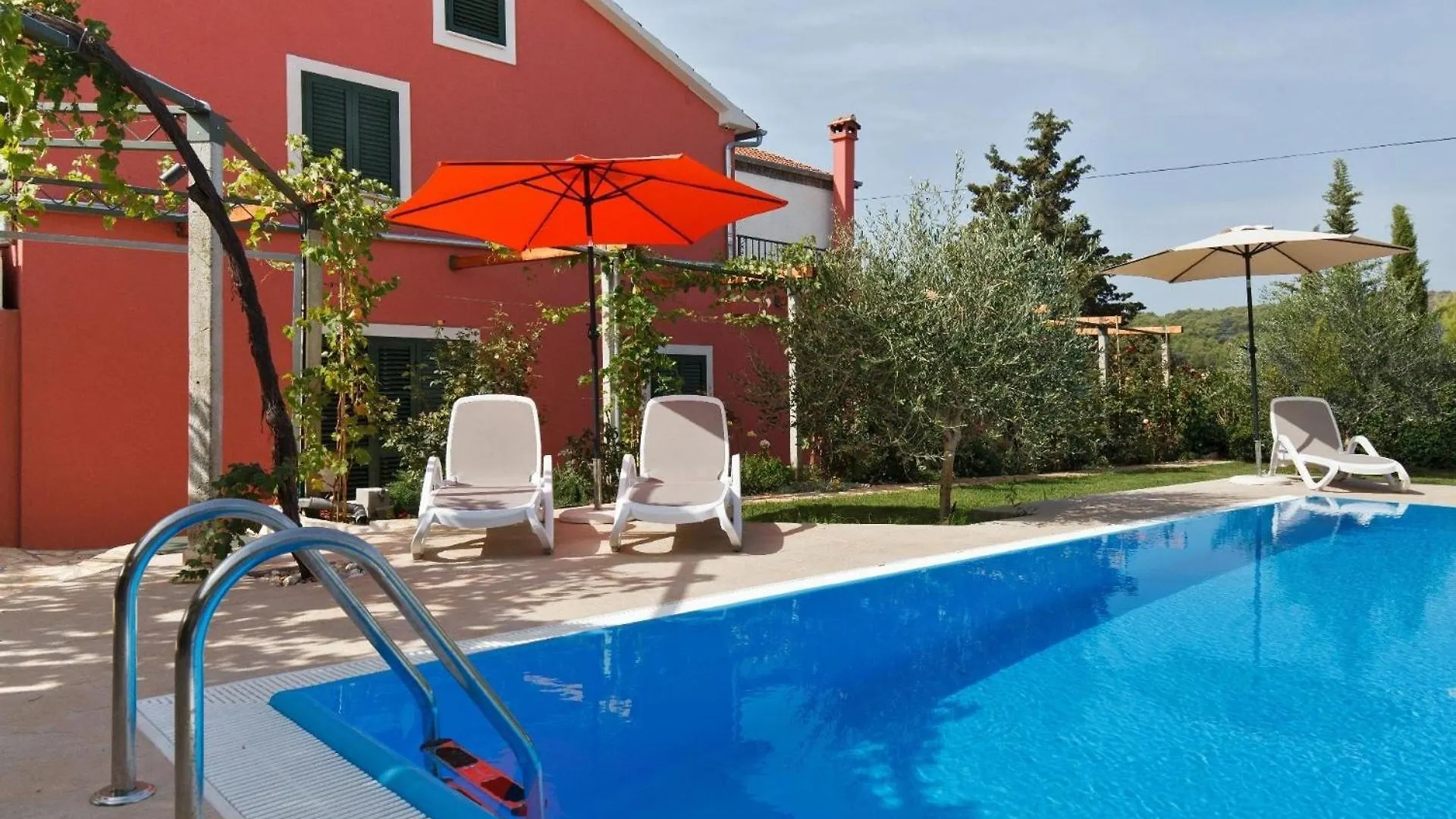 Holiday home Luxurioeses Haus Direkt Am Strand, Grosse Terrasse, Pool Sutomiscica