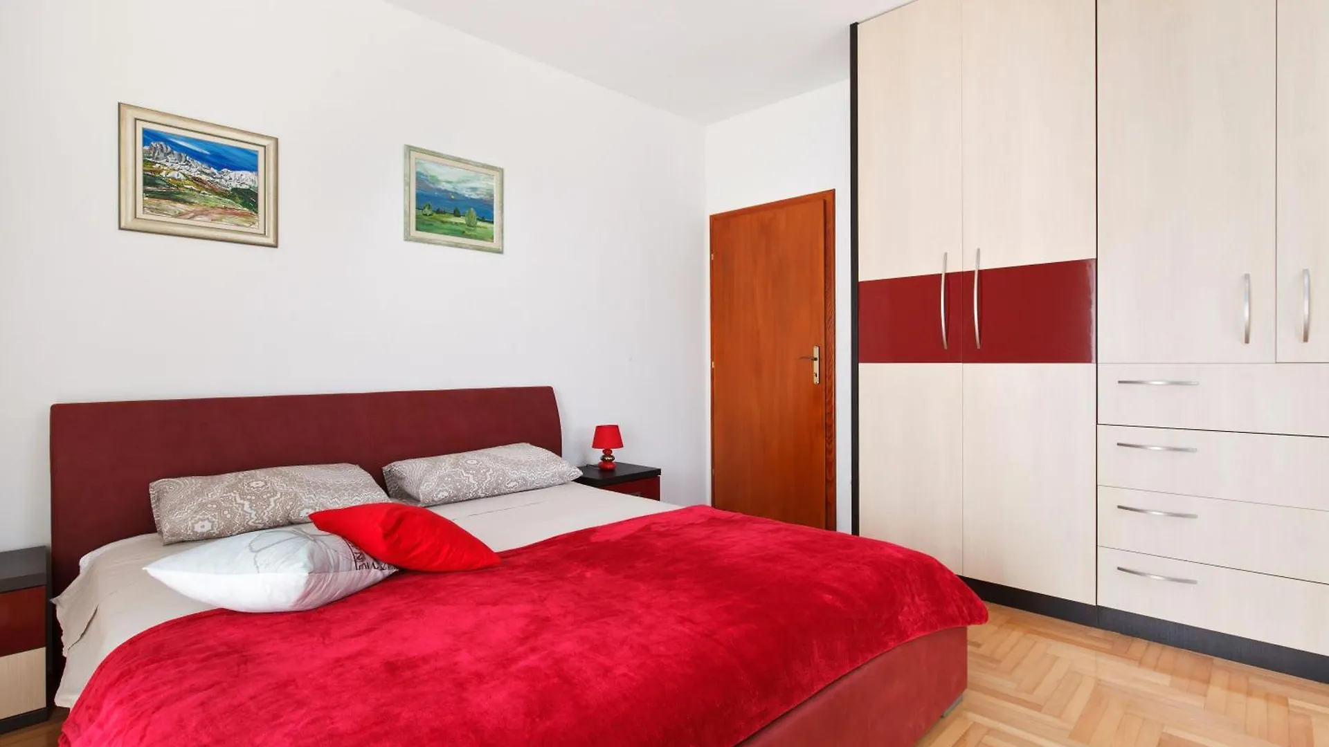 Holiday home Luxurioeses Haus Direkt Am Strand, Grosse Terrasse, Pool Sutomiscica Croatia