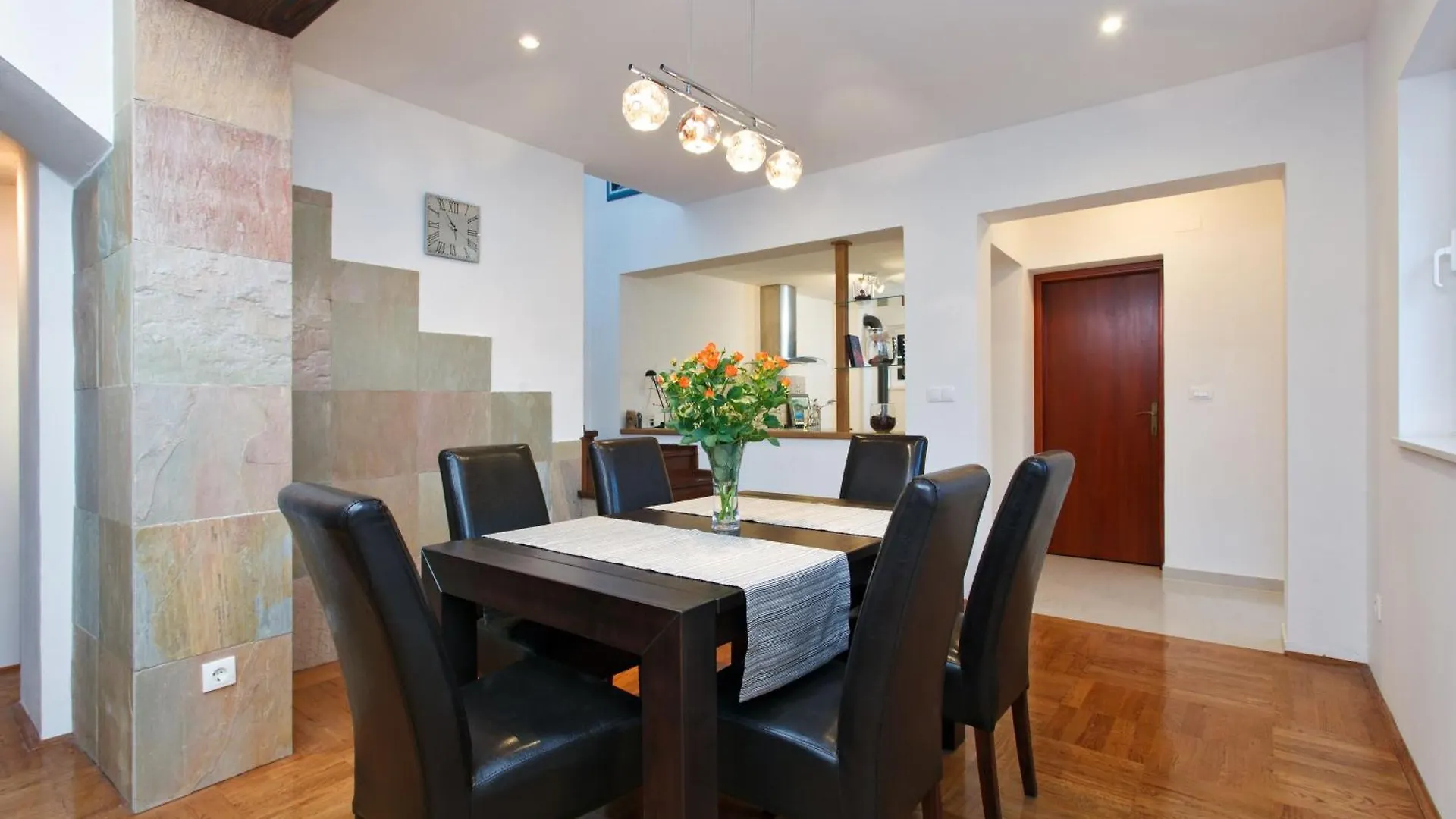 Holiday home Luxurioeses Haus Direkt Am Strand, Grosse Terrasse, Pool Sutomiscica