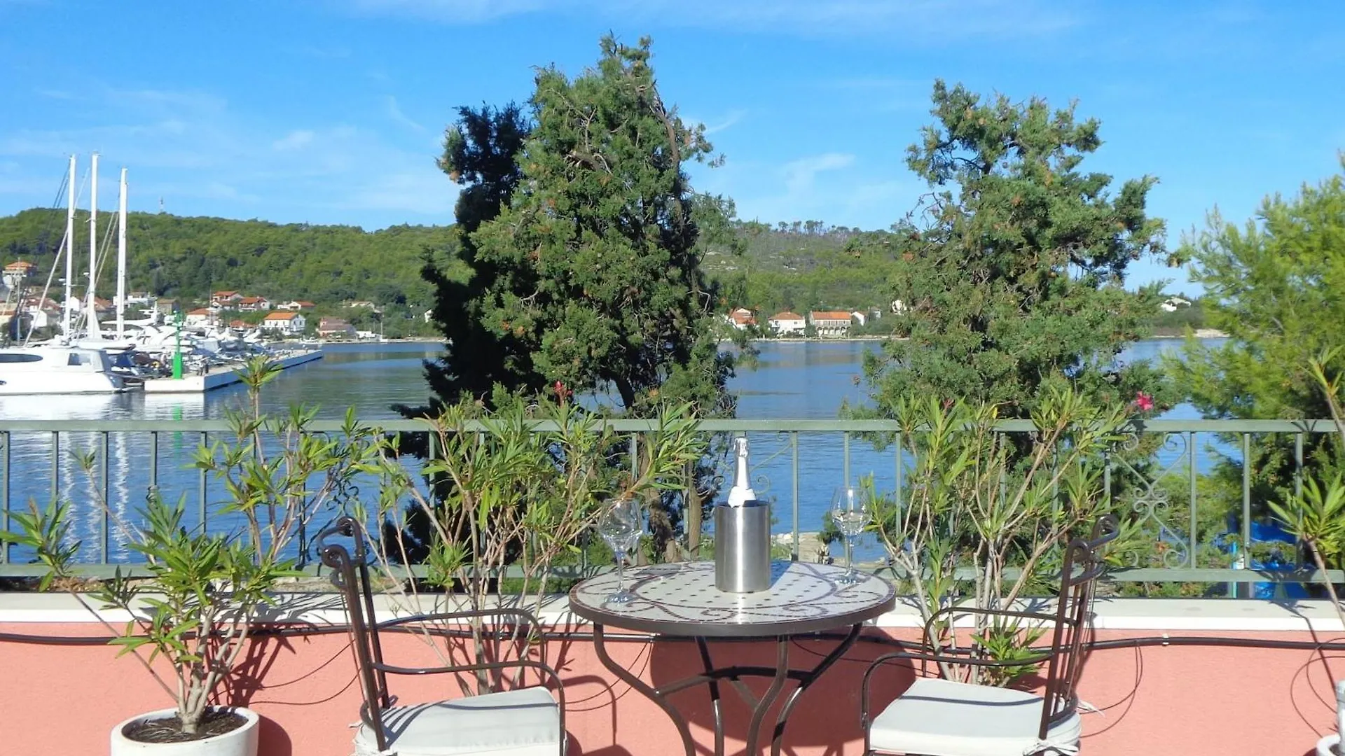 Holiday home Luxurioeses Haus Direkt Am Strand, Grosse Terrasse, Pool Sutomiscica