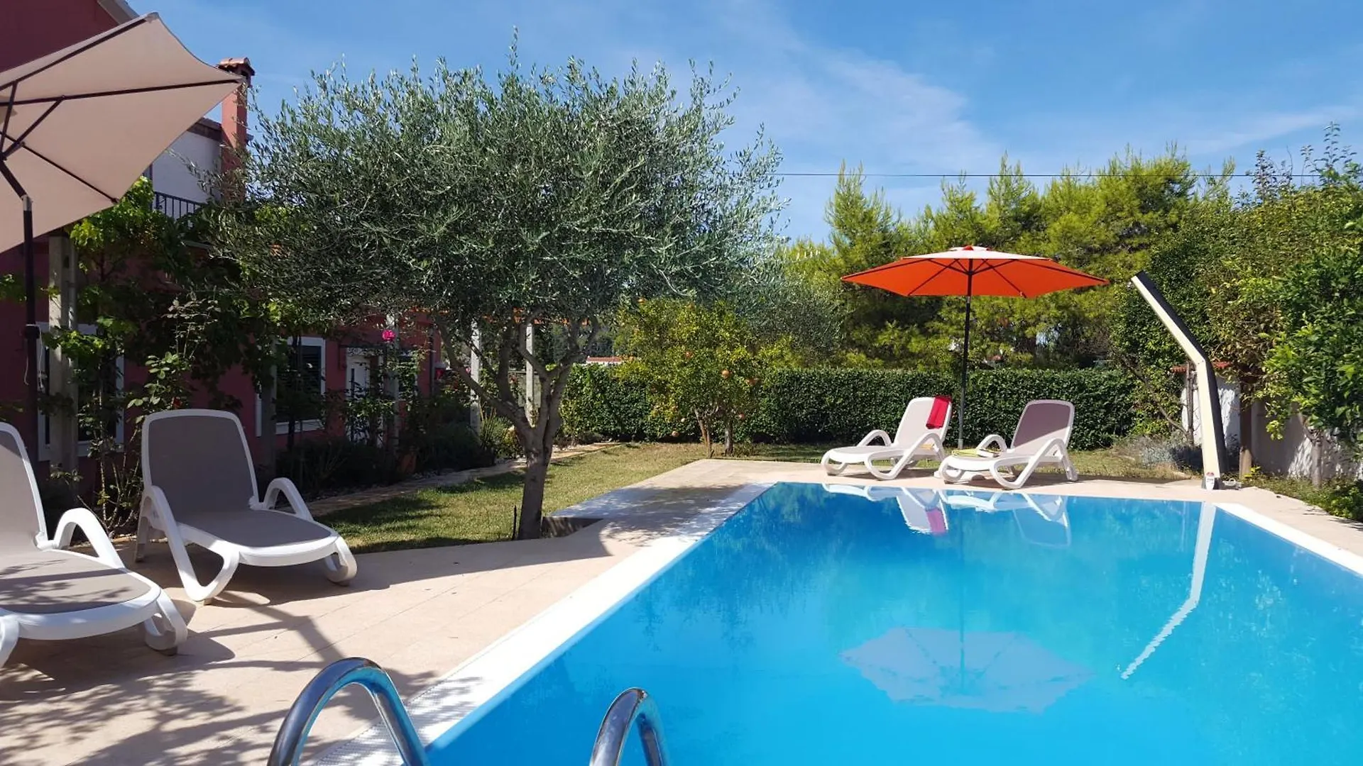 Holiday home Luxurioeses Haus Direkt Am Strand, Grosse Terrasse, Pool Sutomiscica